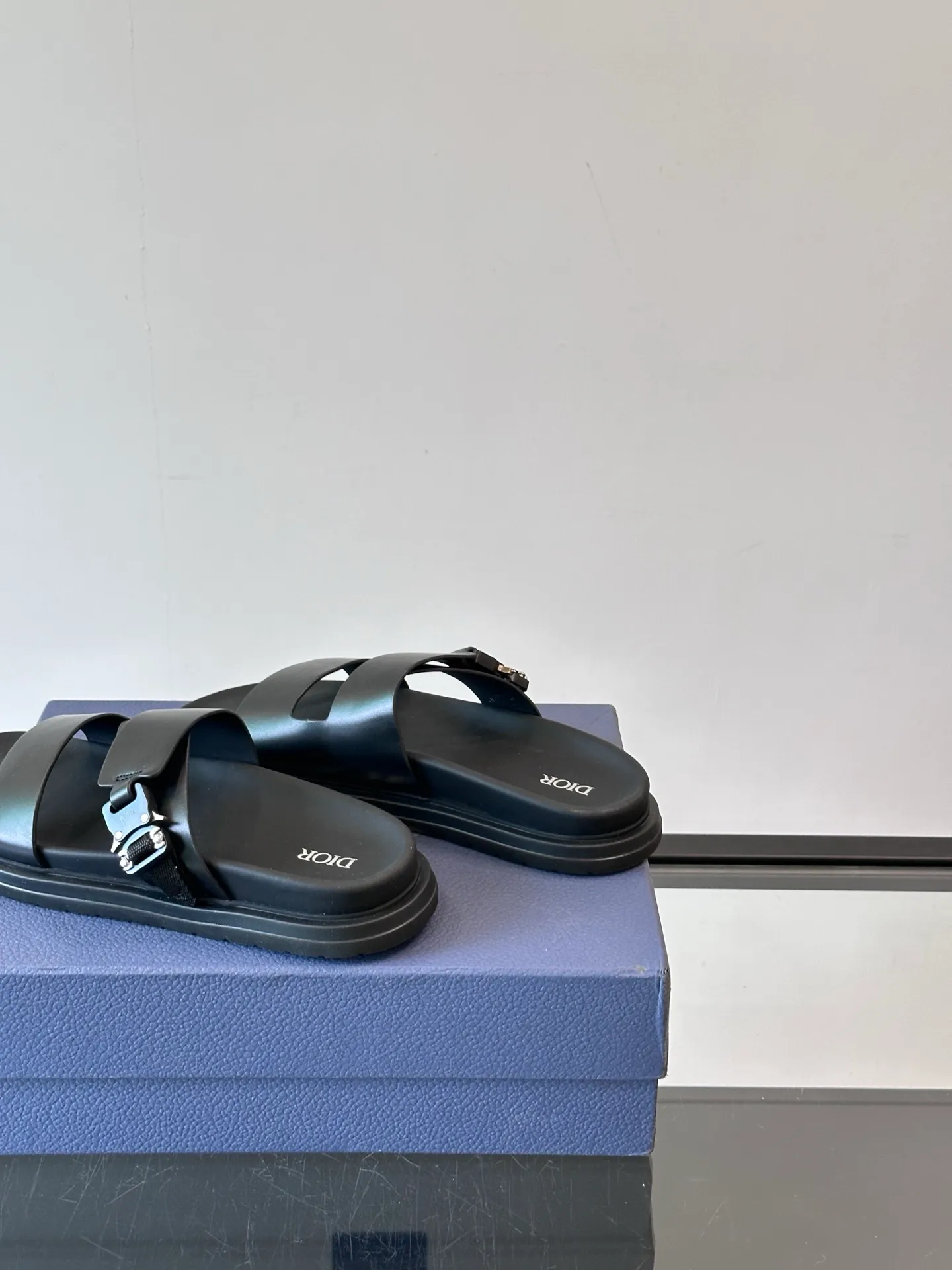 Factory price: 300💰Dior Aqua men's sandals and slippers. Showcasing Dior haute couture design. The Dior gray suede strap is accented with an aluminum Dior buckle for added style. Paired with a comfortable tonal notch sole, they pair easily with shorts or jeans for a sophisticated look. Main body: suede cow leather, technical fabric lining: cow leather, with adjustable straps, aluminum Dior buckle, Dior gray EVA insole, tonal notch rubber outsole splicing structure👌👌 size: 38-44 (45.46 customized)